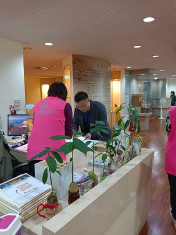志工協助服務台簽到_圖片替代文字
