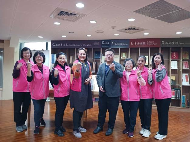 講師與志工伙伴們合影_圖片替代文字