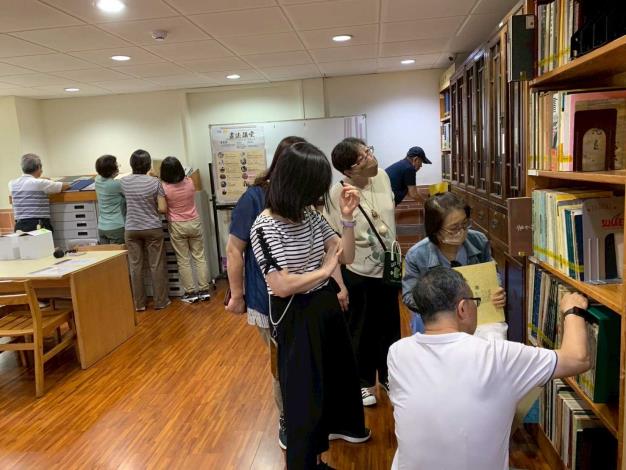 講座前-民眾翻閱書道館藏書-2