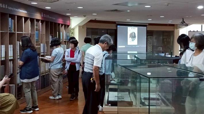 講座前-民眾翻閱書道館藏書-1