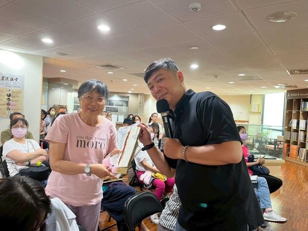 古員齊講師與民眾合影 (6)