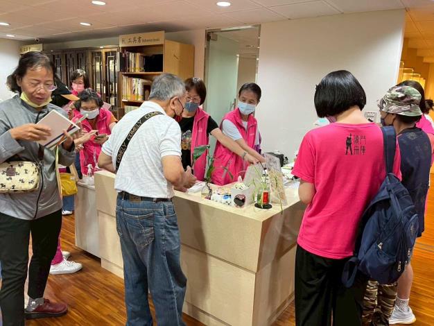 志工伙伴們現場服務 (5)