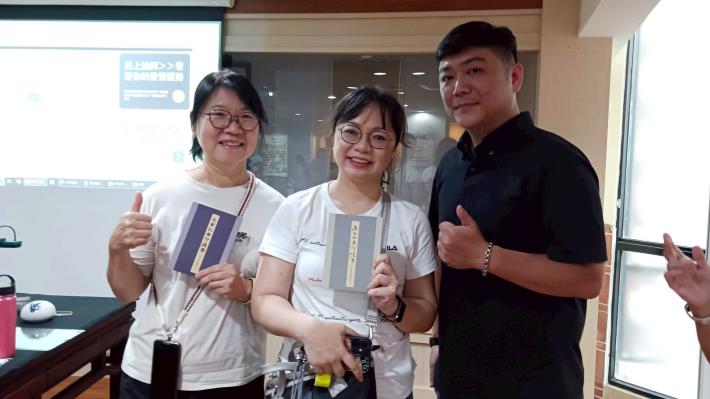 古員齊講師與民眾合影 (1)