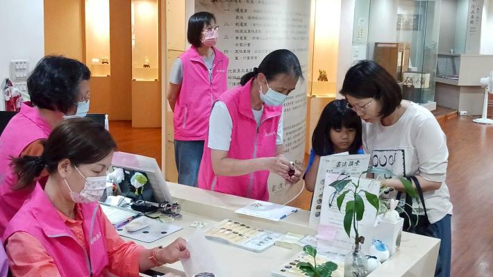 志工伙伴們現場服務 (2)