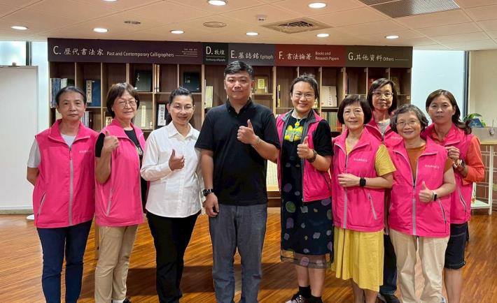 古員齊講師與志工們大合照