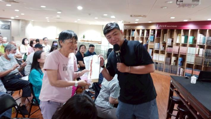 古員齊講師與民眾合影 (11)