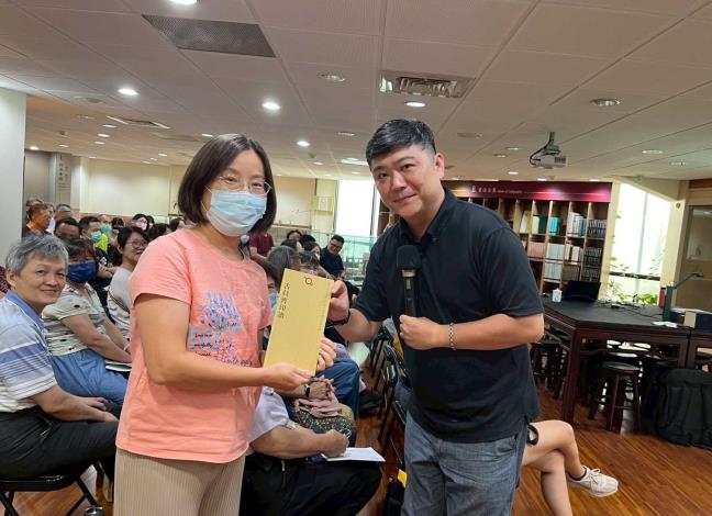 古員齊講師與民眾合影 (9)