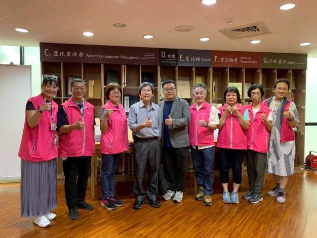 蔡明讚講師、施承佑老師與志工們大合照