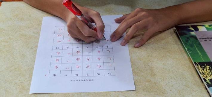 現場民眾練習寫看看