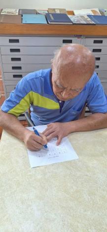 現場民眾練習寫看看