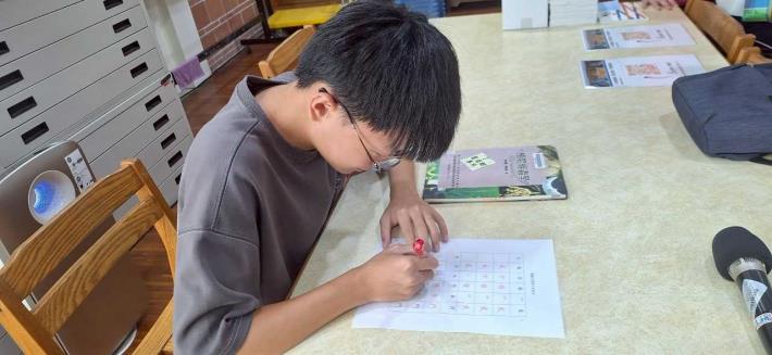 現場民眾練習寫看看