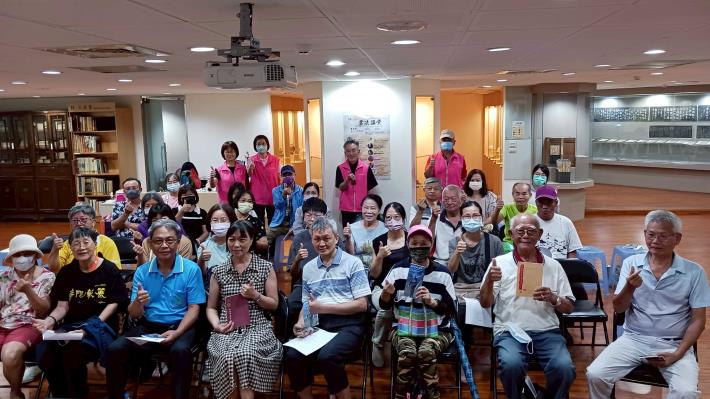 黄淑卿講師與現場民眾大合照