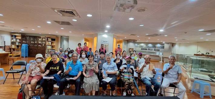 黄淑卿講師與現場民眾大合照