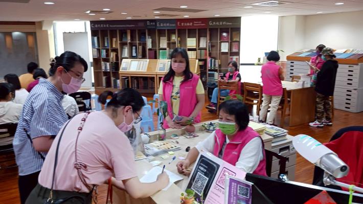 志工協助民眾報到事宜