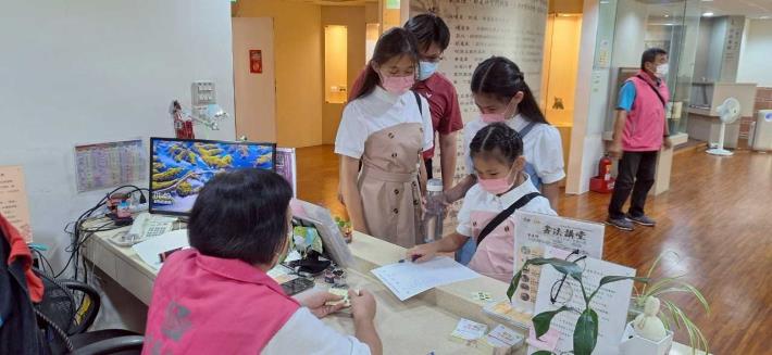 志工協助民眾報到事宜