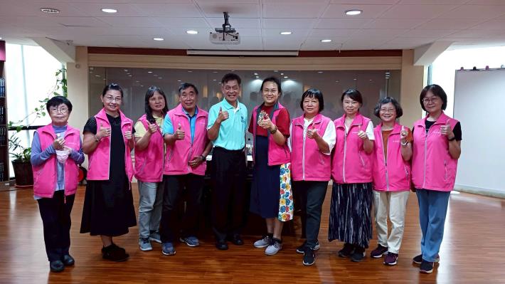 黃榮森講師與志工們大合照