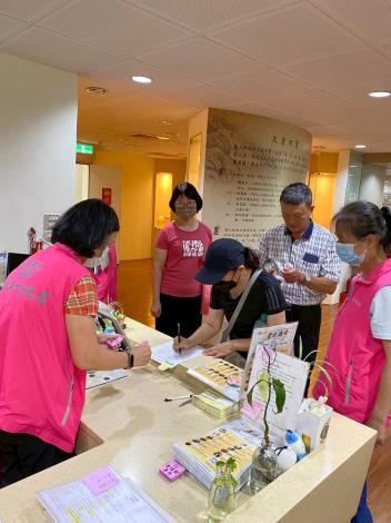 志工協助民眾報到事宜