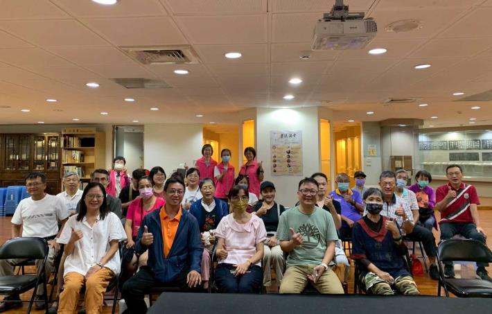 陳俋佐講師與現場民眾大合照