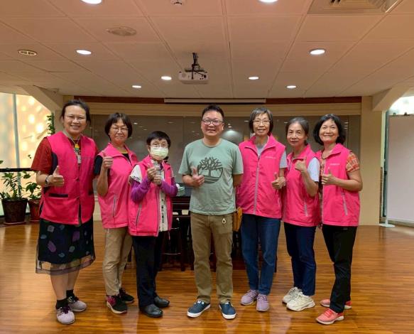 陳俋佐講師與志工們大合照