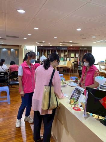 志工協助民眾報到事宜