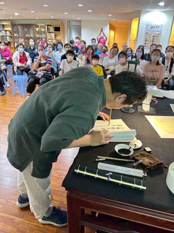 劉鴻旗講師//示範以口咬筆書寫