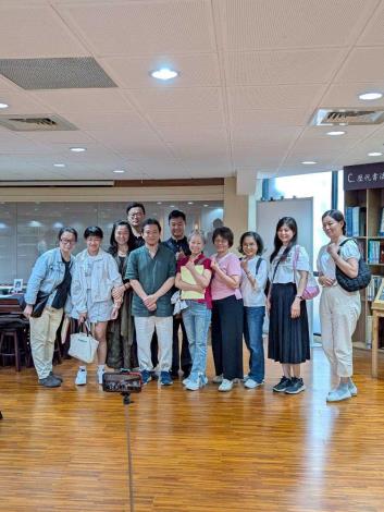 劉鴻旗講師與學生紛絲們大合照劉鴻旗_書法很有趣喔_251027_43