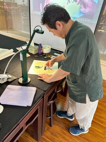 劉鴻旗講師//示範用手指沾墨書寫