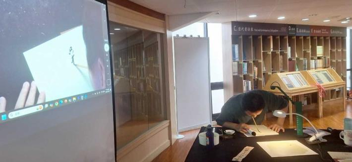 劉鴻旗講師//示範以口咬筆書寫
