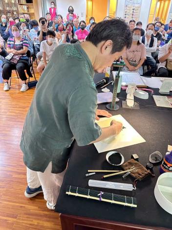 劉鴻旗講師//示範用手指沾墨書寫