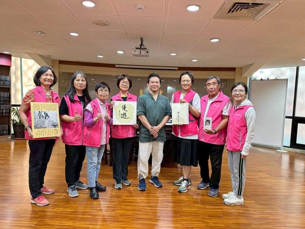 劉鴻旗講師與志工們大合照