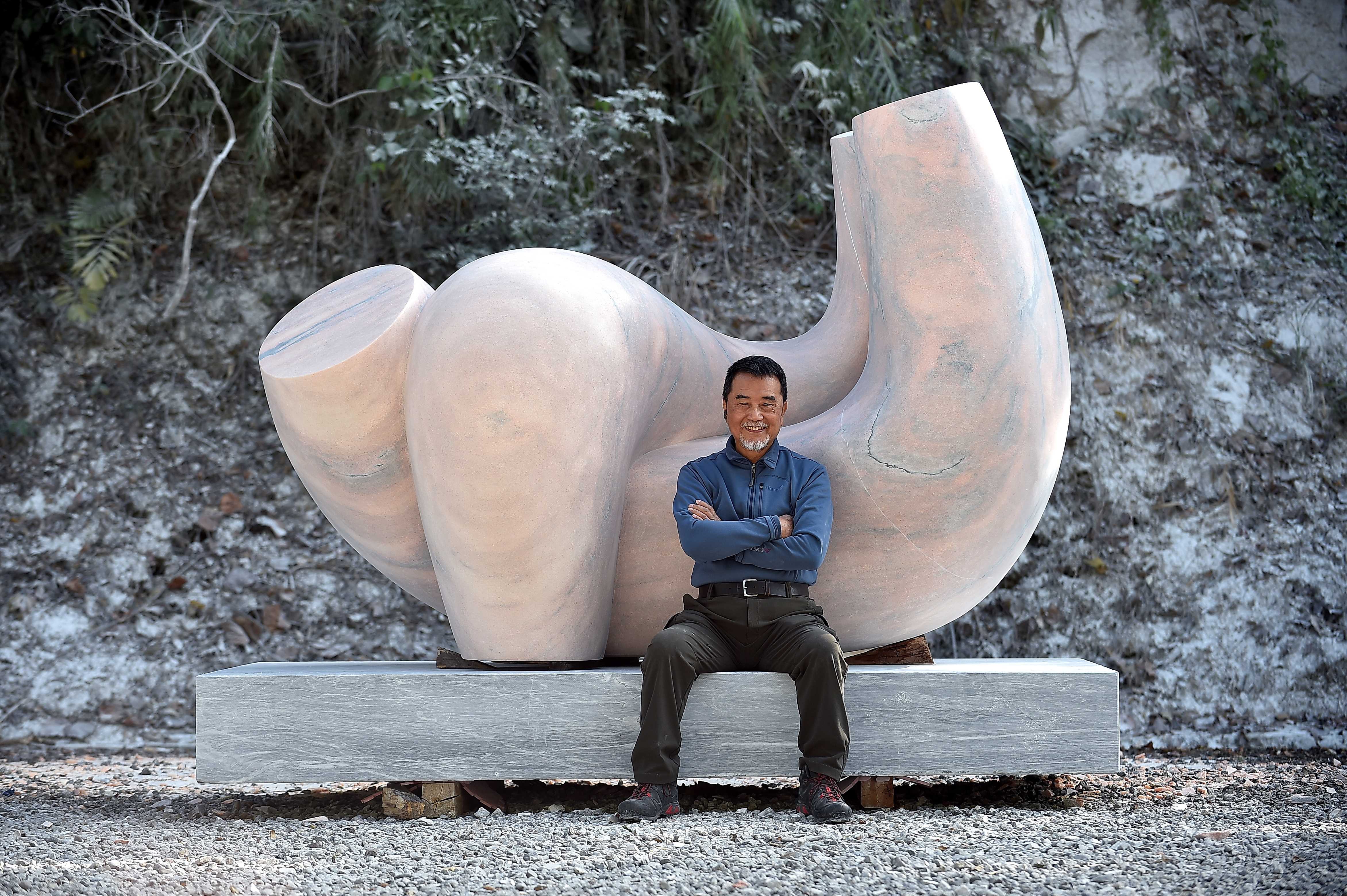 黃輝雄《纏》  2019年（BenQ麻布山林國際雕塑營） 238×120×168公分  奧羅拉石