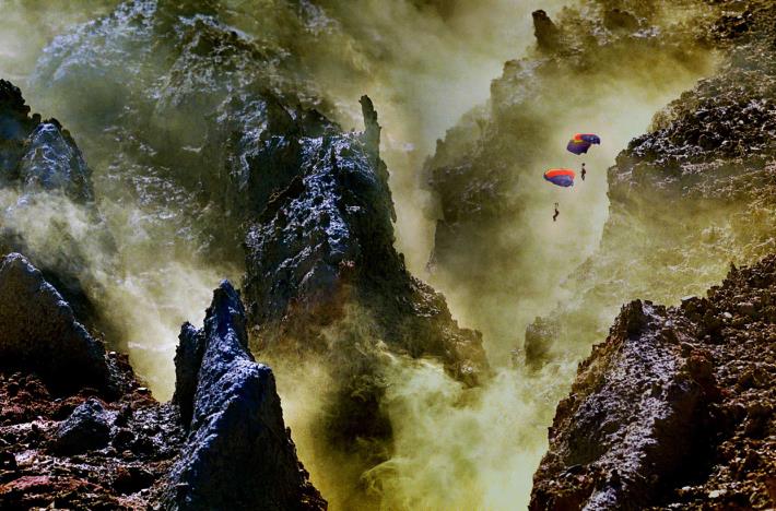 2_江村雄《在山谷翱翔》  1980年  尺寸依沖洗而定  攝影 