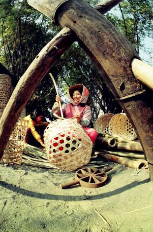 郭加圖「鄉情」系列之《竹簍技藝》 1997年 尺寸依輸出而定