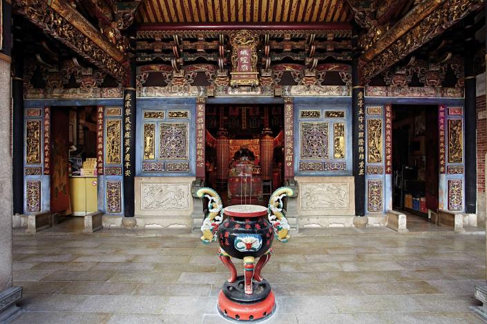 施鎮洋《鹿港城隍廟三川殿木雕》 1994年  1020×375×273公分  樟木、彩繪、按金
