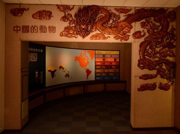 施鎮洋《臺北動物園——中國的動物：十二生肖——龍》  2019年  666.7×6-24.2公分（各部件尺寸不一）  臺灣牛樟