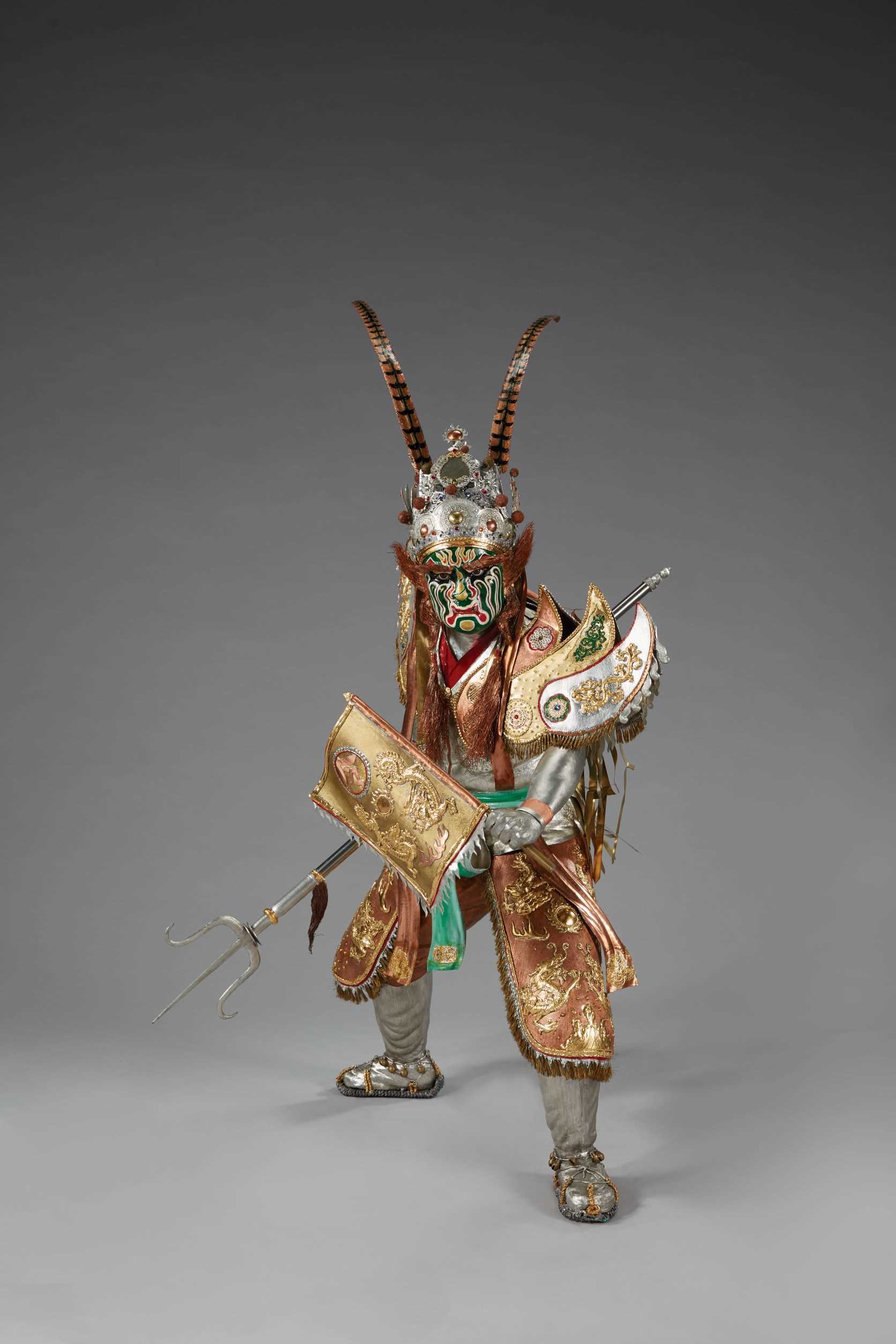 陳志昇《官將首(損)將軍》 2019年 70×70×110公分 銅、錫複合金屬