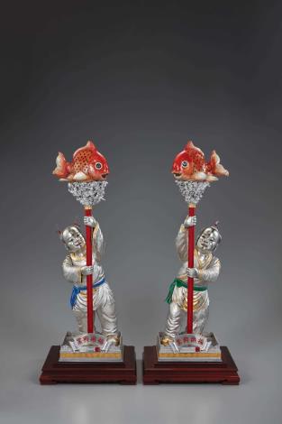 陳志昇《持魚童子》  2016年  32×32×82公分  銅、錫複合金屬_圖片替代文字