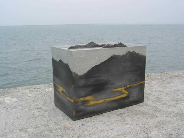 陳志揚《山海》2003年 25×15×22公分 純錫、錫鉛合金、金箔