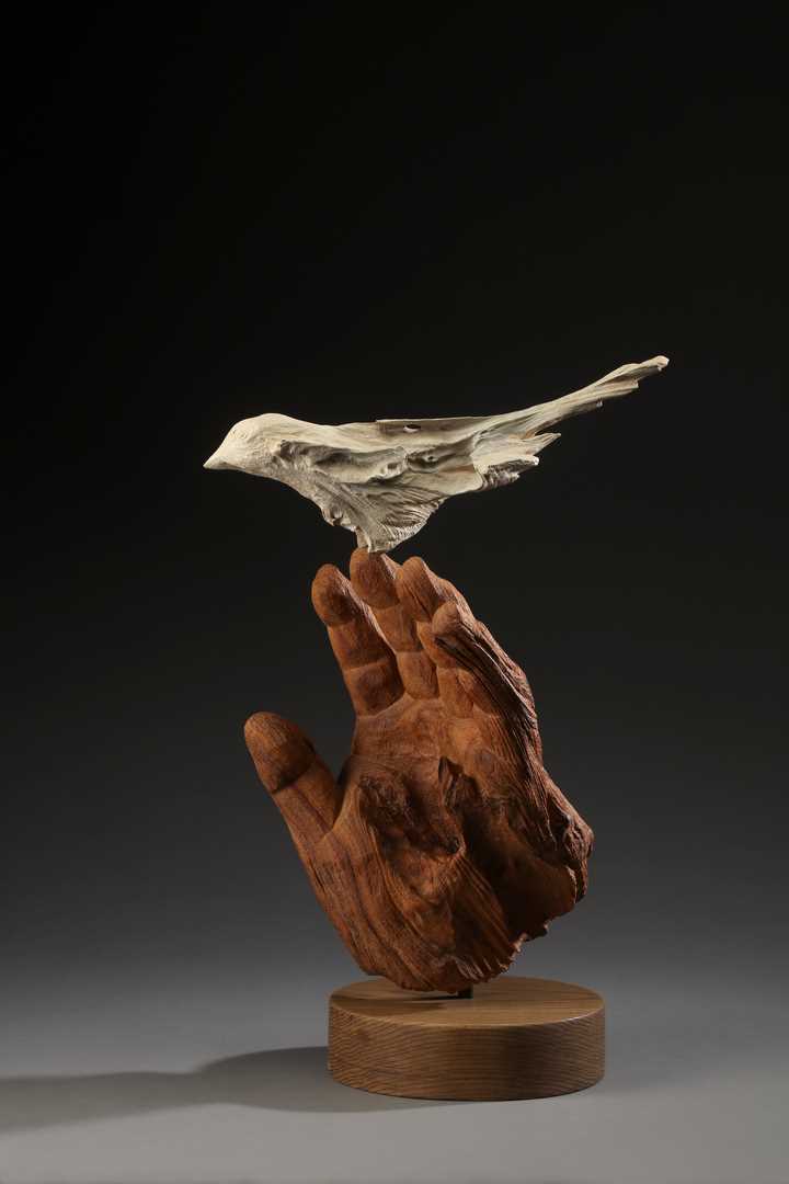 董旻晋《佇》 2021年 35×20×50公分 高山樟、檜木