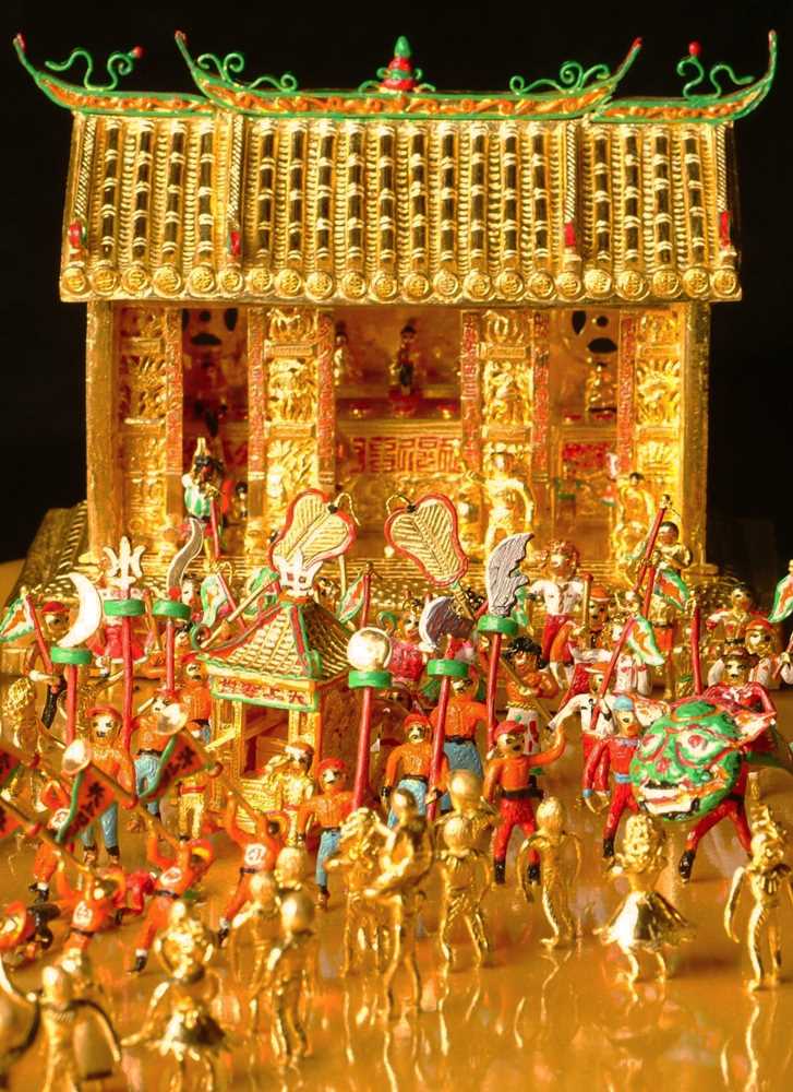 鄭應諧《臺灣迎媽祖》(局部) 2005年 80x25公分 純金、衣繪顏料