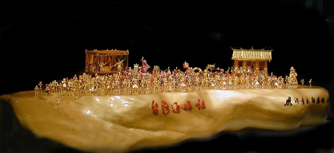 鄭應諧《臺灣迎媽祖》 2005年 80x25公分 純金、衣繪顏料