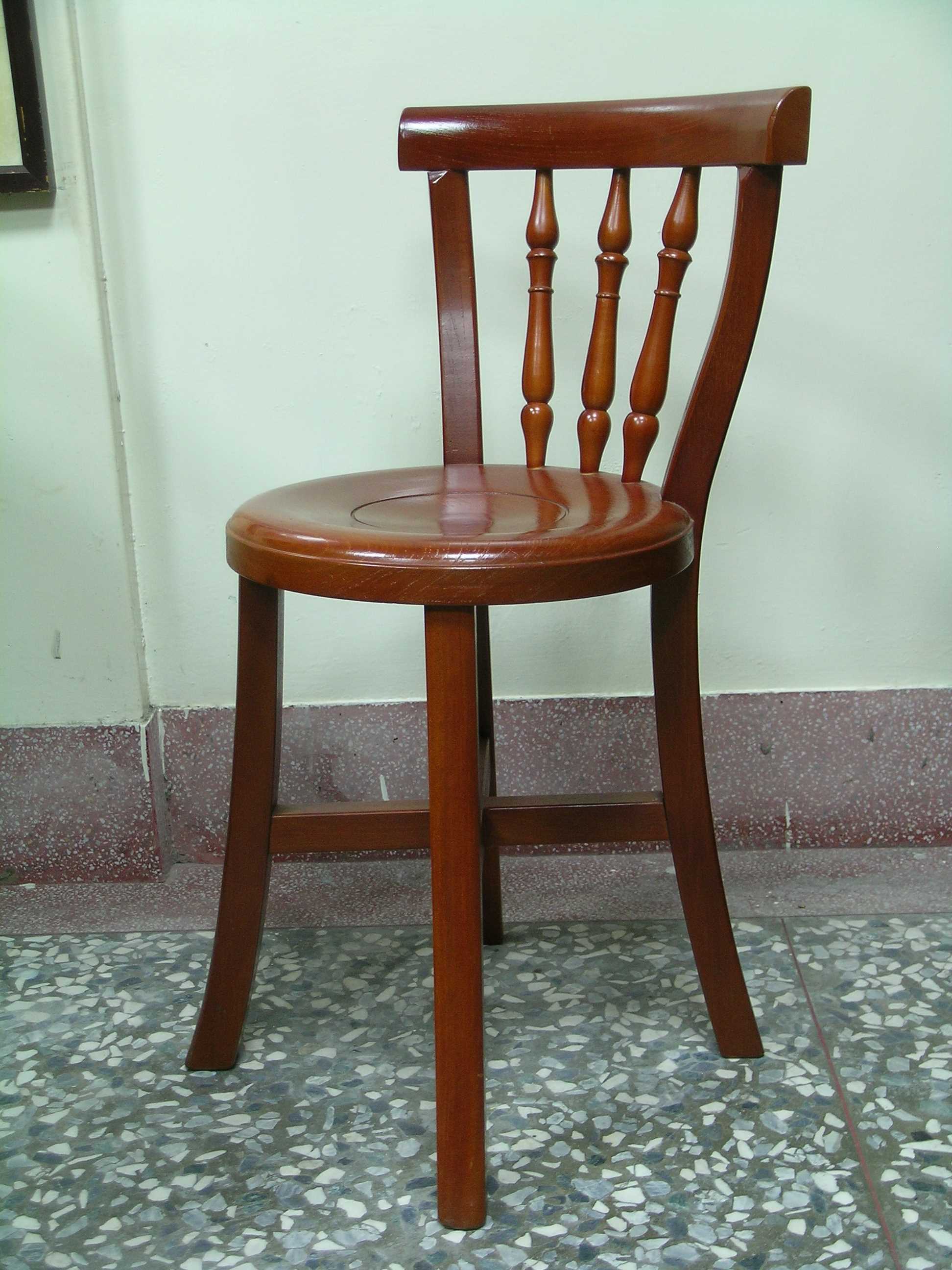王肇鉌《孔雀椅》 2012年 90x36x36公分 桂蘭木