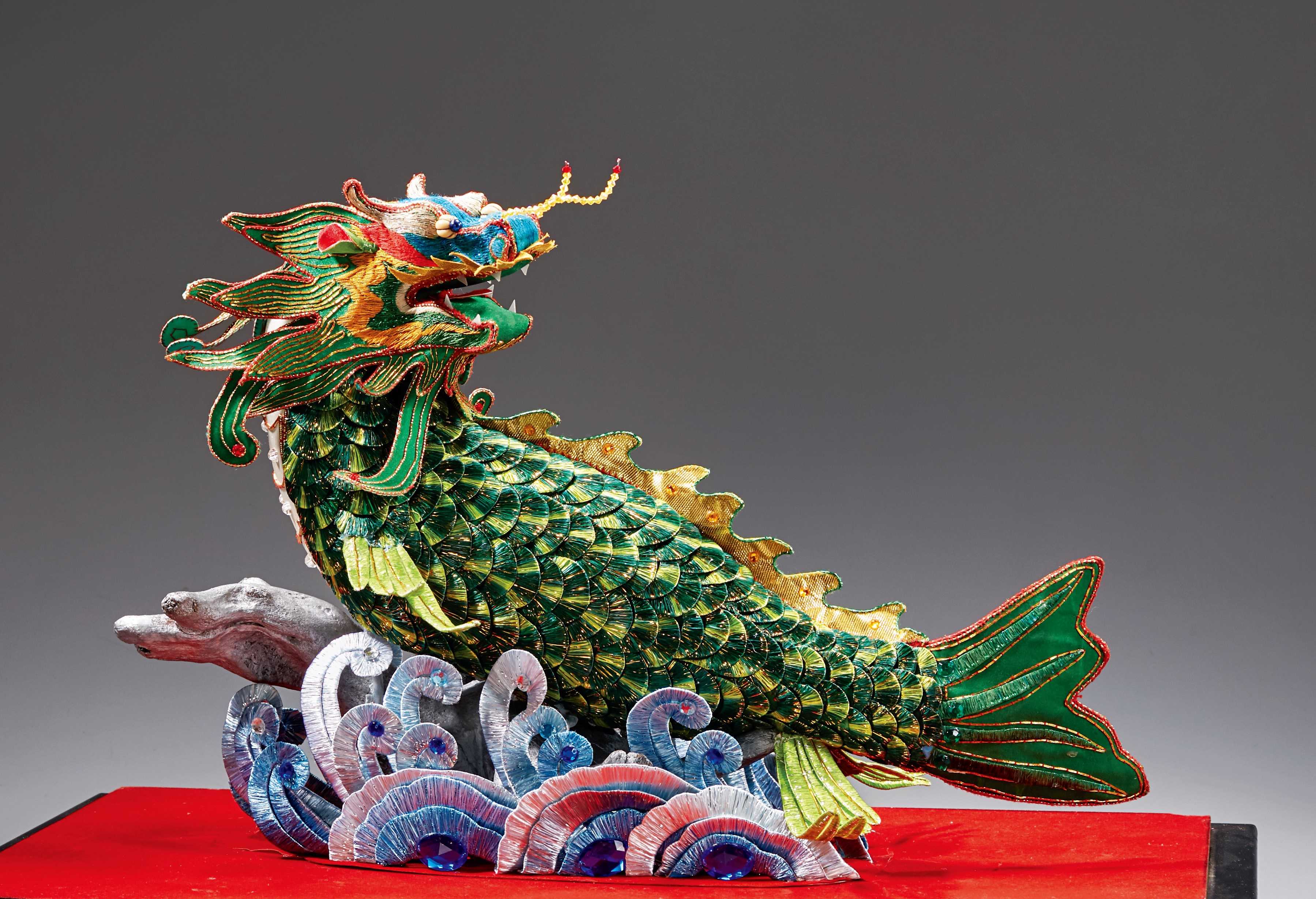 許陳春《鰲魚》 2012年 50×35×45公分 內:鐵絲、棉花;外/布、繡線
