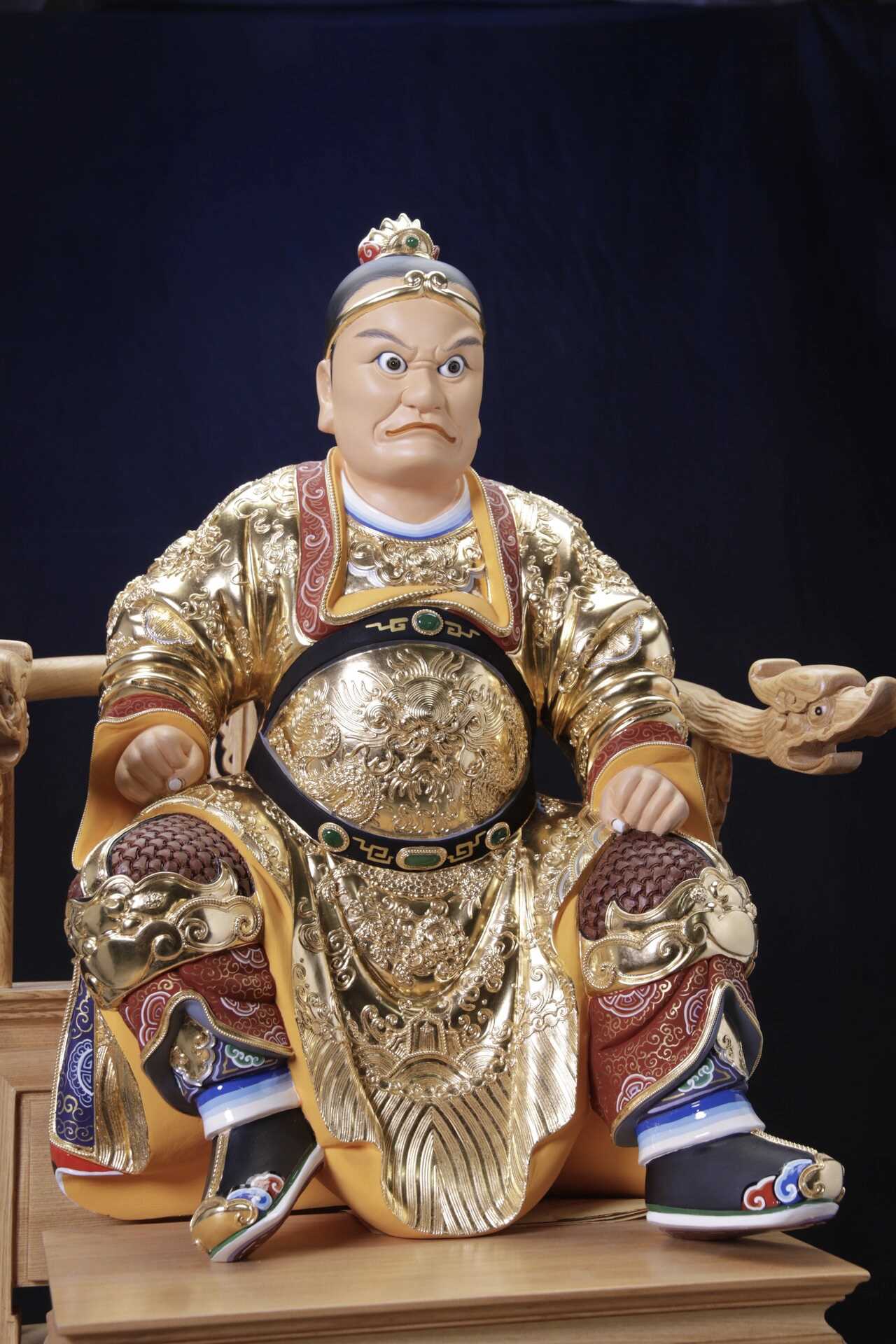 林新發《齊天大聖》 2019年 48×27公分 木雕、漆線雕、黃金箔