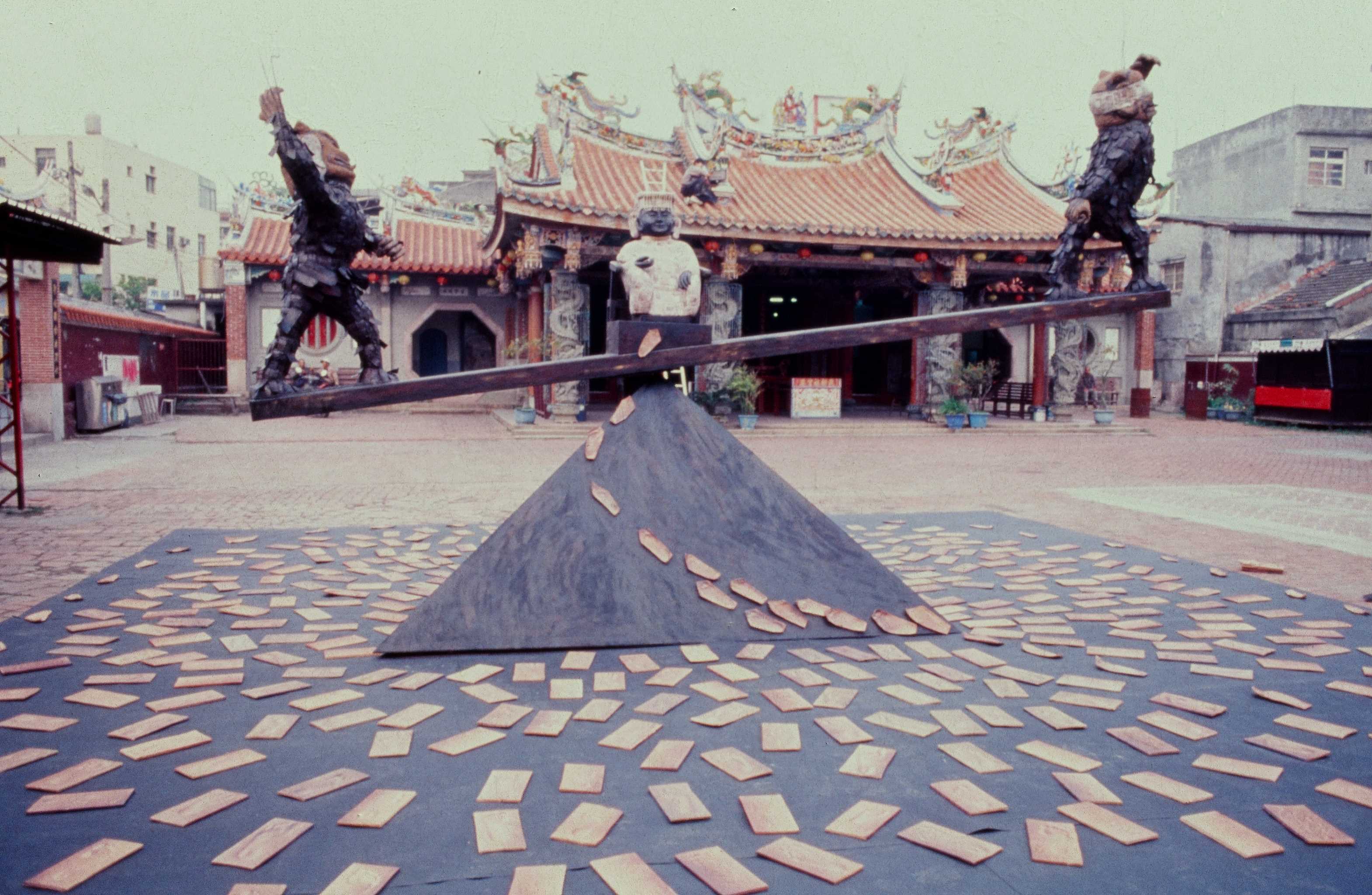 連寶猜《國泰民安》 1999年 900×900×416公分