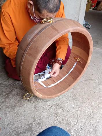 5_黃呈豐《藏傳佛教鼓》 2013年 60×21公分 牛皮、紅酸枝木