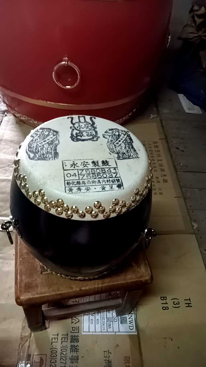 黃呈豐《通鼓》 2023年 21×24公分 牛皮、木材