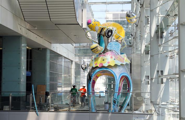 3_許唐瑋《夢幻星球》 2009年 不鏽鋼 戶外公共藝術 南港火車站