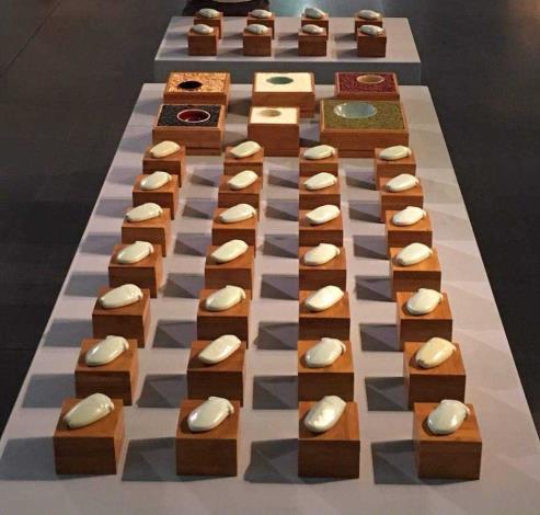 9_鐘敏建《生命的奇幻（一）》 2018年 320×110×15公分 陶瓷、竹盒、五穀雜糧
