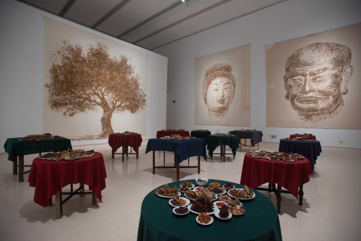 2_黃步青《野宴》 1997年 2022年在高雄市立美術館重現 尺寸依空間而定 木桌、桌布、盤、植物種子